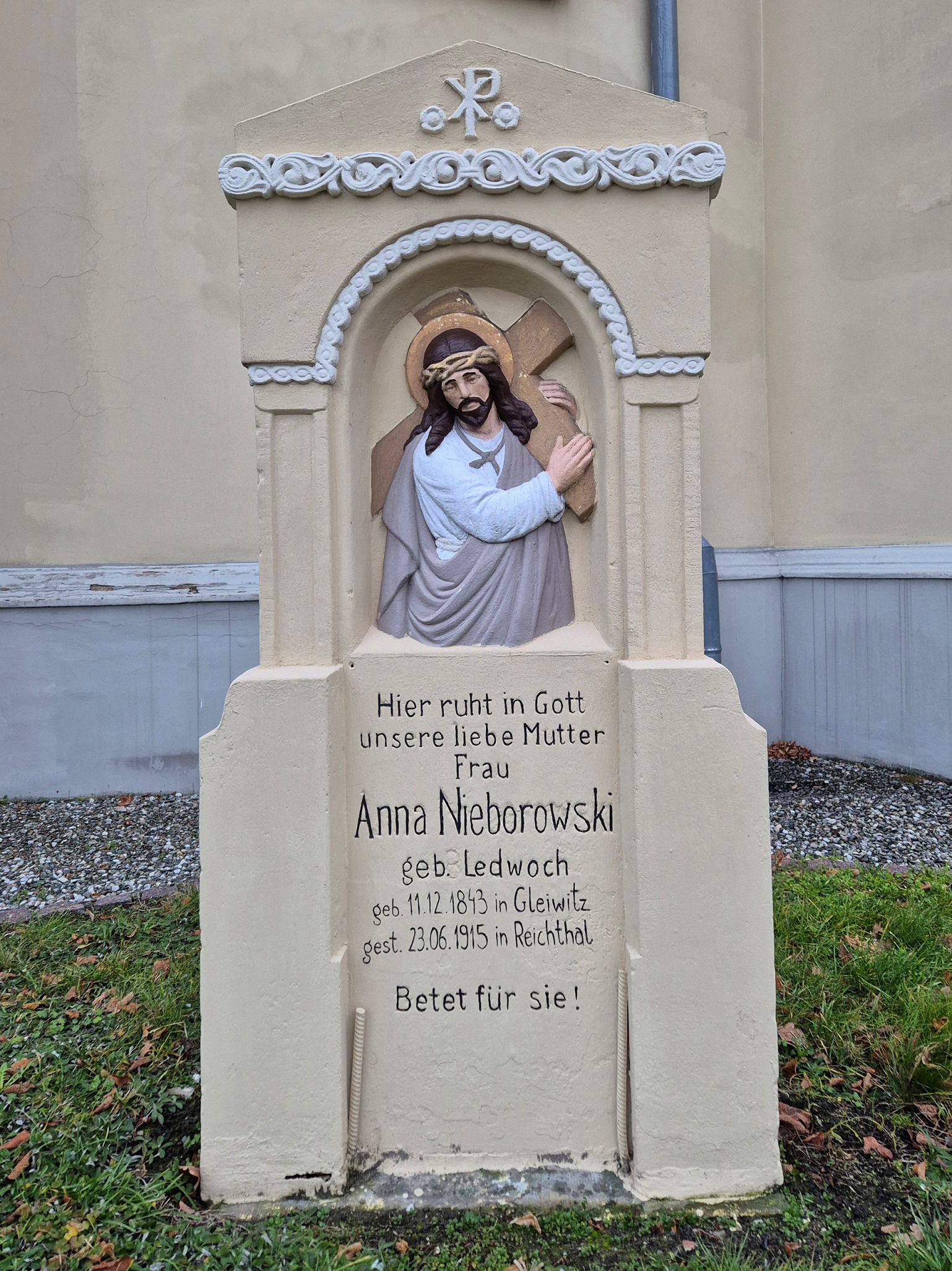 Grób św. pam. Anny Nieborowski przy kościele w Rychtalu.